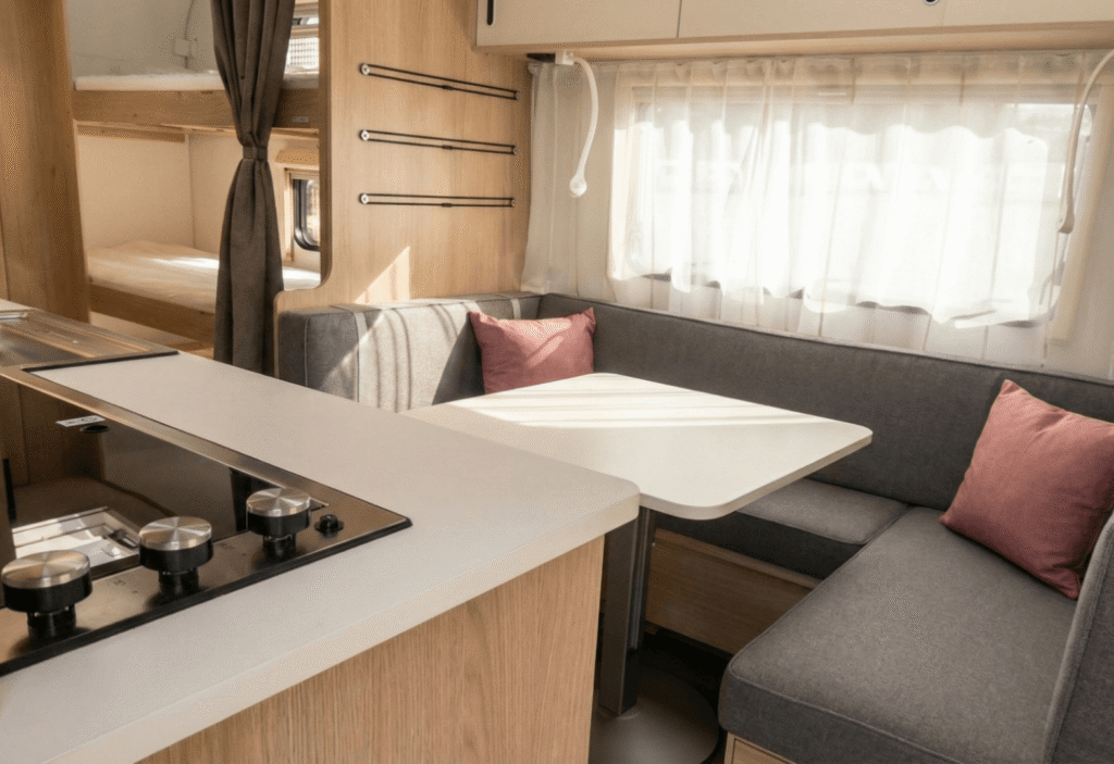 Køkken og spiseplads i udlejningsvogn