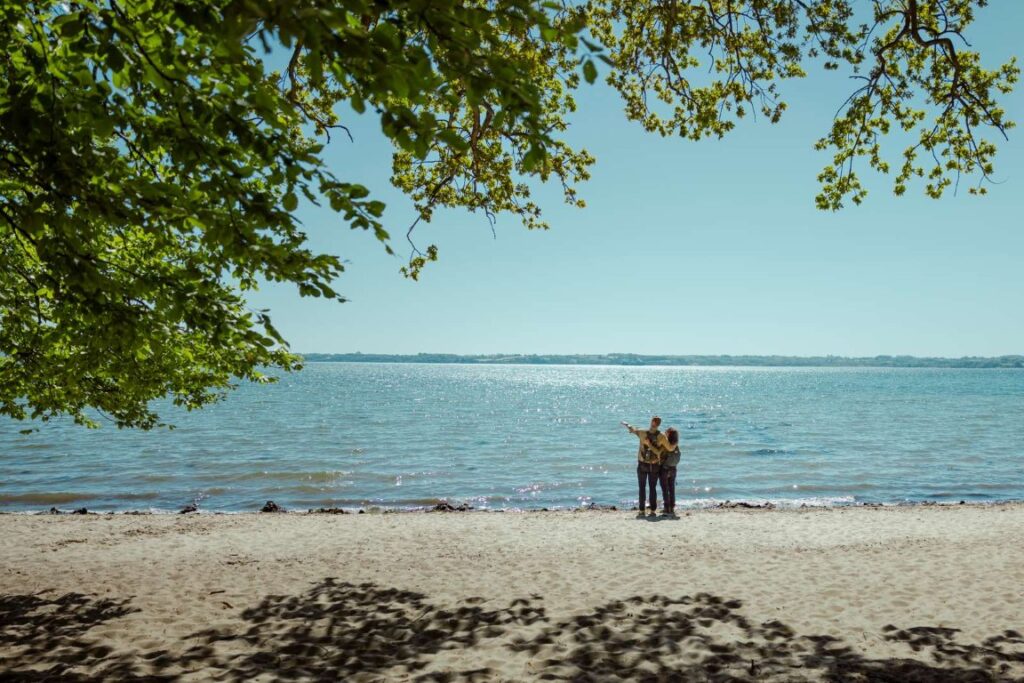 Par på vandretur ved Sønderballe Strand