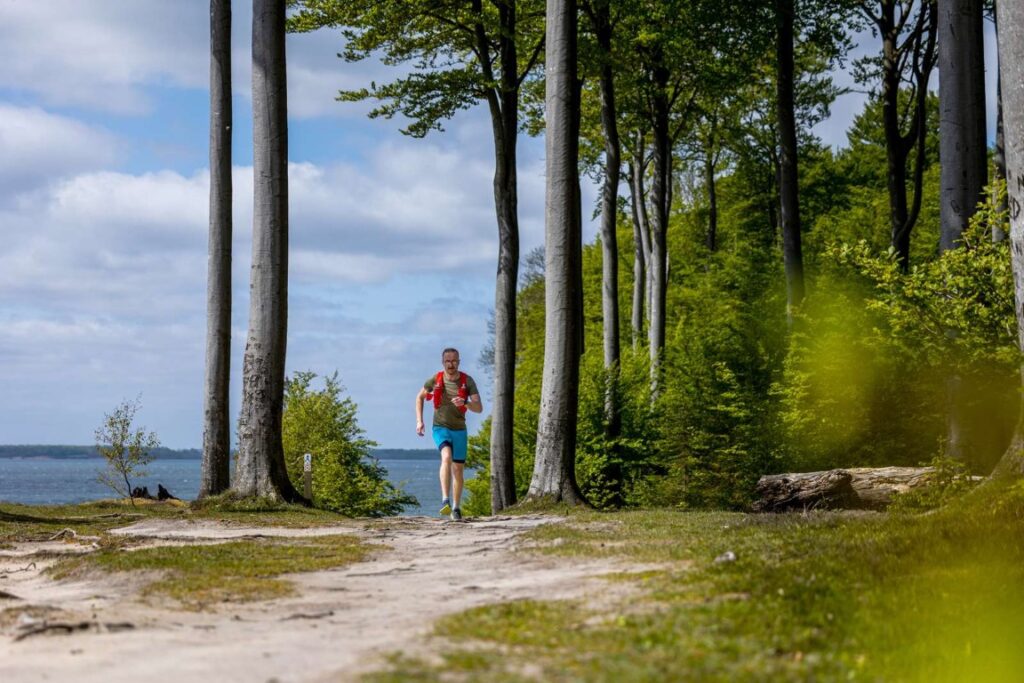 Mand på løbetur ved kysten i Sønderballe