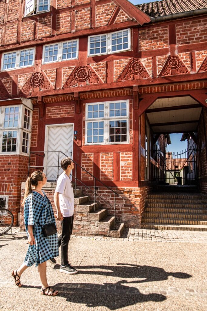 Par på byvandring i Haderslevs gamle bydel