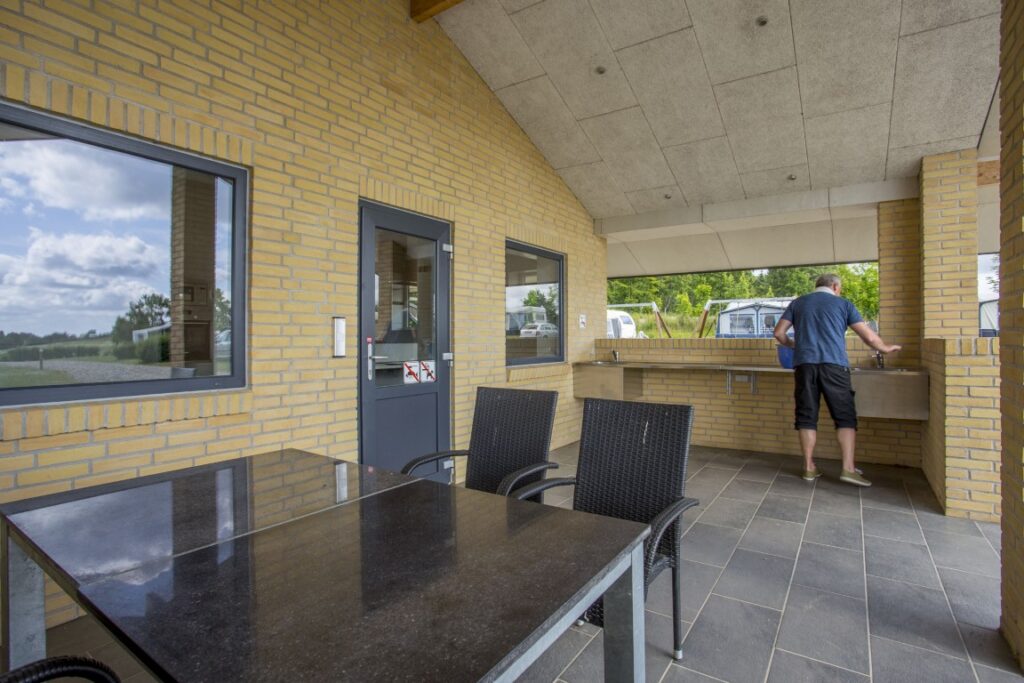 Udendørskøkken med spiseplads