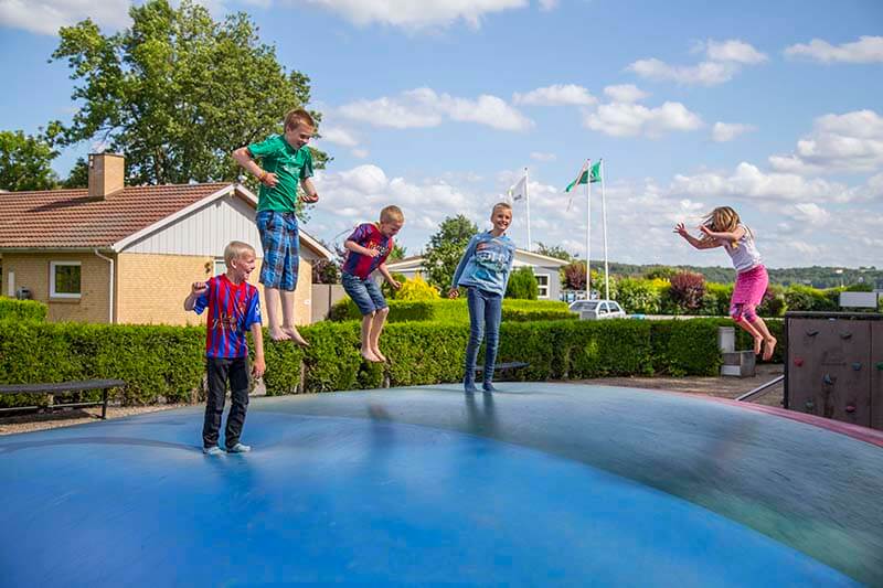 Børn leger på hoppepude