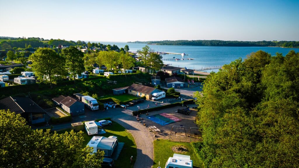 Dronebillede af Sønderballe Strand Camping med Genner Bugt i baggrunden
