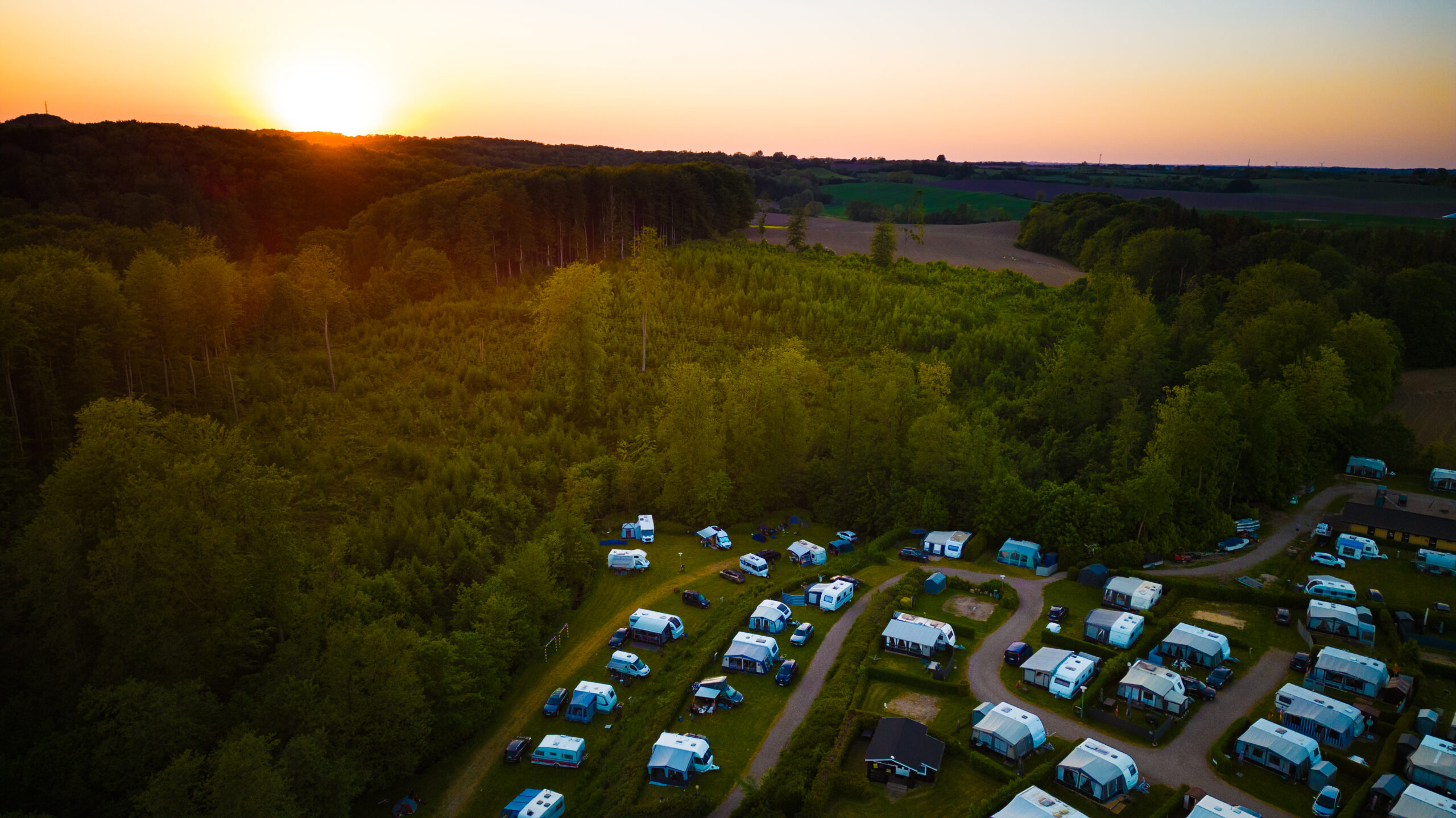 Oversigt over Sønderballe Strand Camping ved solnedgang