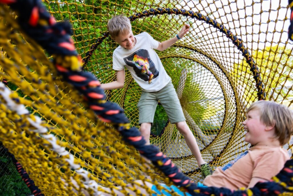 Børn leger på campingpladsens legeområde