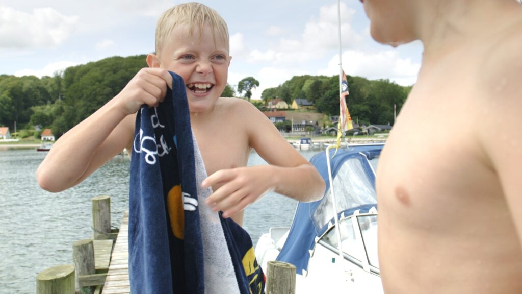 Børn bader i Genner Bugt ved Sønderballe Strand Camping