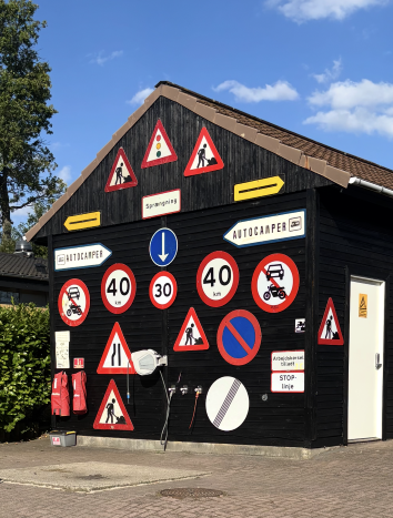 Serviceplads til campingvogn og autocamper med mange vejskilte