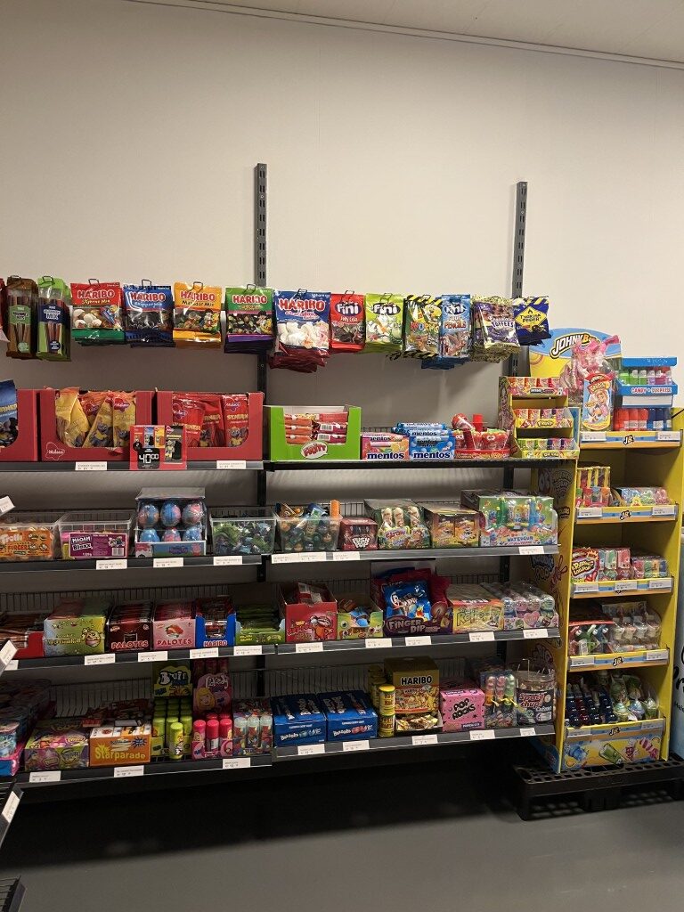 Slik hylde i campingpladsens kiosk