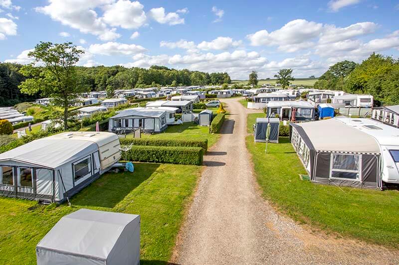 Campingvogne med fortelt på Sønderballe Strand Camping