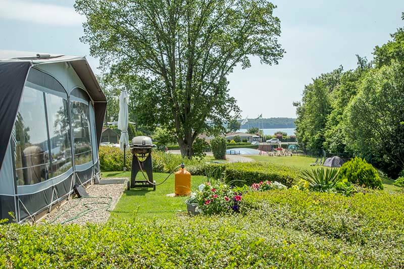 Fastligger plads med grill og udsigt over havet