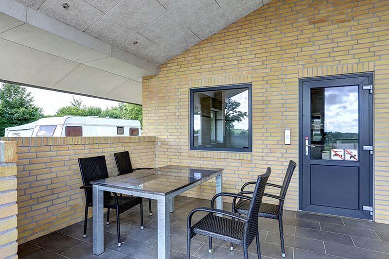 Terrasse ved servicebygning på Sønderballe Strand Camping