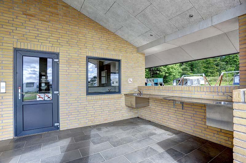 Udekøkken i servicebygning på Sønderballe Strand Camping